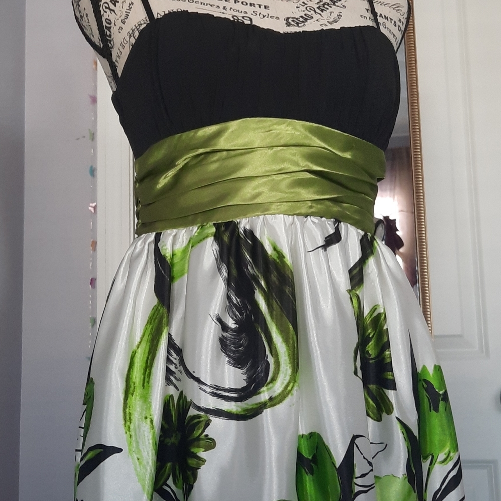 Spring green party dress - Picture 3 of 8